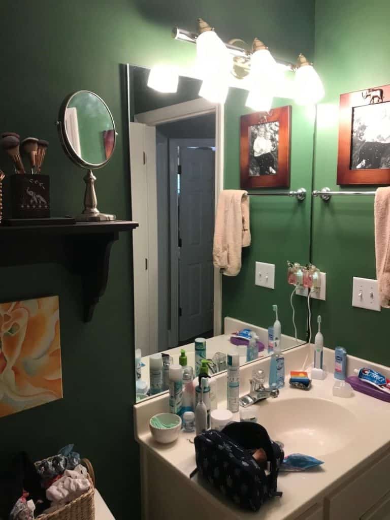 Girls / Guest or Secondary Bathroom Before