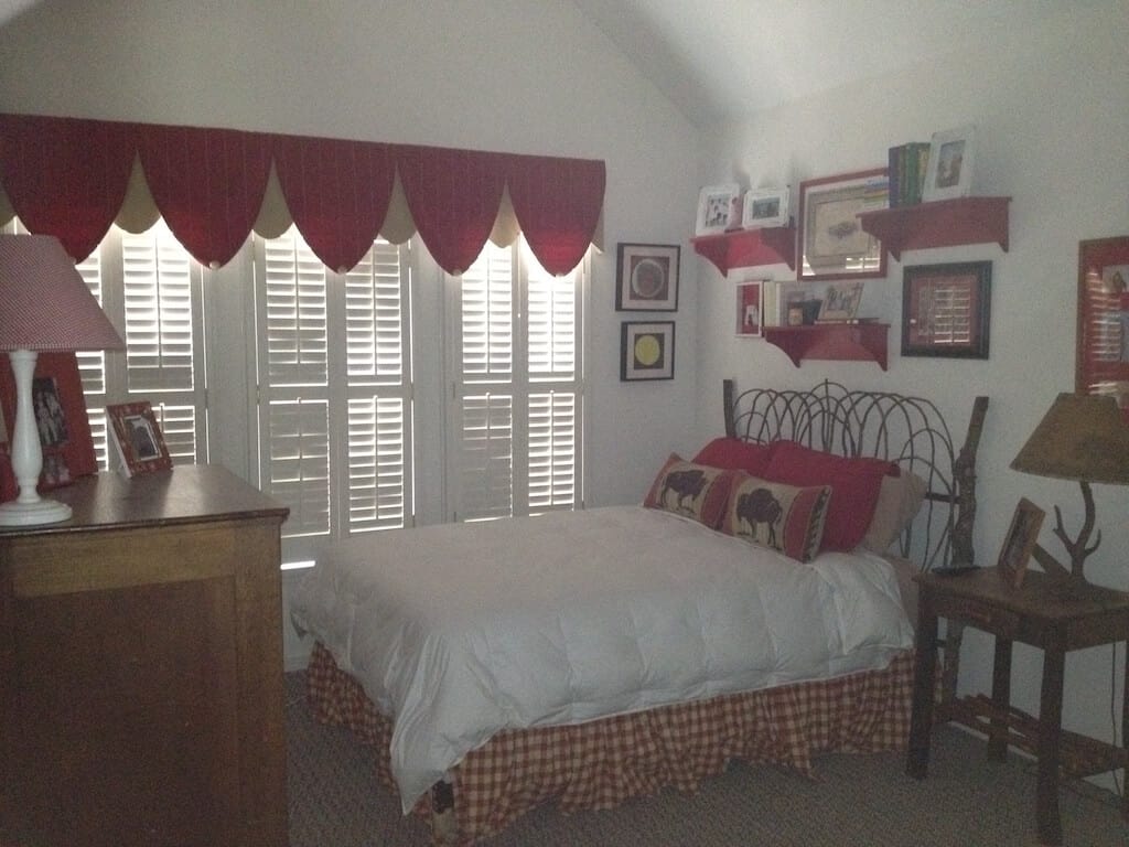 Girls Bedroom #2 Before Remodel